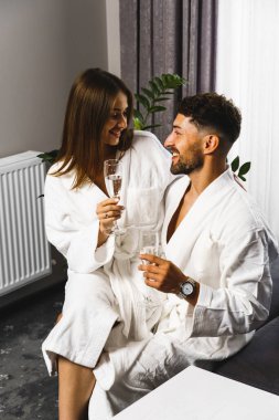 Aşık bir çift otel odasında dinleniyor.