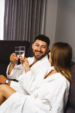 Aşık bir çift otel odasında dinleniyor.