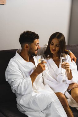 Aşık bir çift otel odasında dinleniyor.