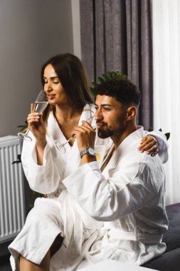 Aşık bir çift otel odasında dinleniyor.