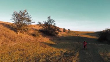 Genç bir kadın güzellik salonunda masaj yaparken rahatlıyor. Profesyonel bir masaj terapisti müşterisiyle çalışır. Otelde masaj yaptıran güzel bir kız. Dikey video.