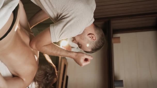 Ung Kvinna Slappnar Massage Skönhetssalong Professionell Massageterapeut Arbetar Med Sin — Stockvideo