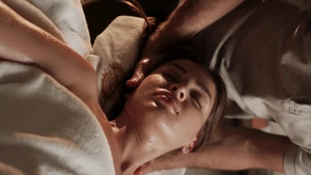 Jovem Relaxa Durante Uma Massagem Salão Beleza Massagista Profissional Trabalha — Vídeo de Stock