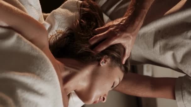 Jonge Vrouw Ontspant Tijdens Een Massage Een Schoonheidssalon Een Professionele — Stockvideo