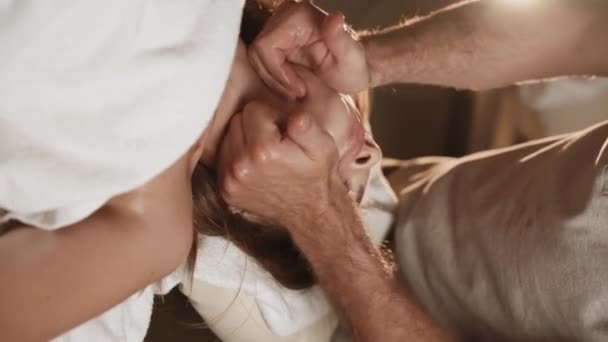 Jonge Vrouw Ontspant Tijdens Een Massage Een Schoonheidssalon Een Professionele — Stockvideo