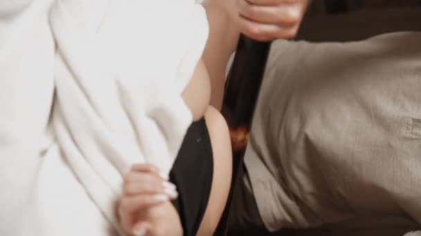 Jeune Femme Détend Lors Massage Dans Salon Beauté Massothérapeute Professionnel — Video