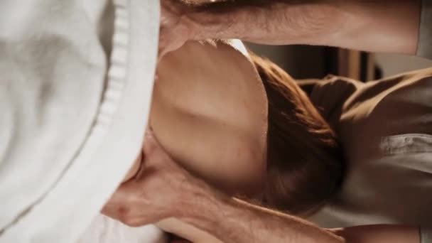 Ung Kvinna Slappnar Massage Skönhetssalong Professionell Massageterapeut Arbetar Med Sin — Stockvideo