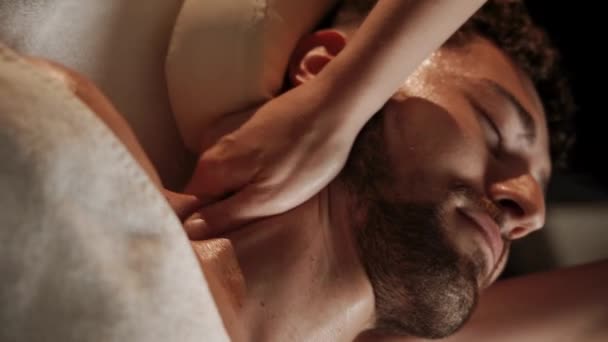 Jonge Man Met Een Massage Gezichtsbehandeling Een Massageruimte Knappe Man — Stockvideo