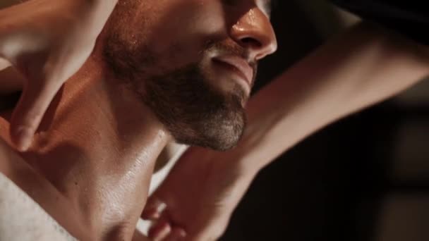 Junger Mann Bei Einer Massage Und Gesichtsbehandlung Einem Massageraum Schöner — Stockvideo