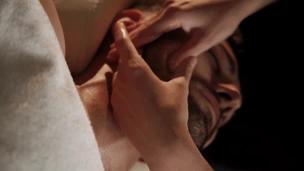 Ung Man Som Får Massage Och Ansiktsbehandling Ett Massagerum Stilig — Stockvideo
