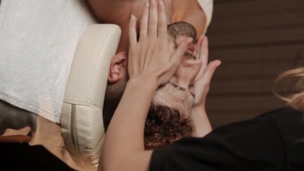 Junger Mann Bei Einer Massage Und Gesichtsbehandlung Einem Massageraum Schöner — Stockvideo