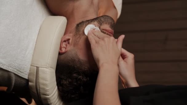 Giovane Uomo Con Massaggio Trattamento Viso Una Sala Massaggio Bello — Video Stock