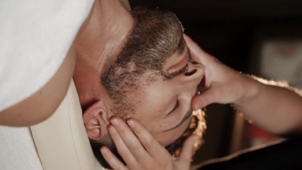 Młody Człowiek Mający Masaż Zabieg Twarz Gabinecie Masażu Przystojny Mężczyzna — Wideo stockowe