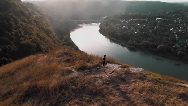 Jovem Mulher Fitness Meditando Pico Montanha Nascer Sol Imagens Drones — Vídeo de Stock