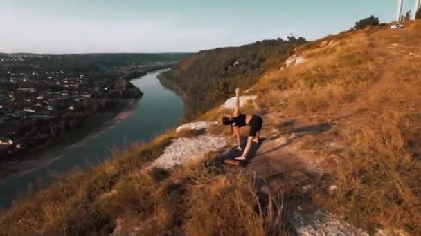 Fiatal Fitnesz Meditál Napkelte Hegycsúcs Drónfelvételek — Stock videók