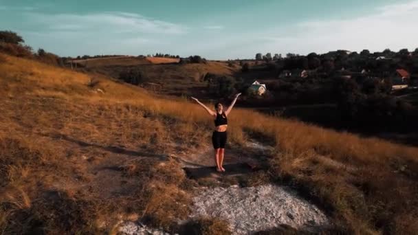 Молодая Фитнес Женщина Медитирует Вершине Восхода Солнца Запись Дрона — стоковое видео