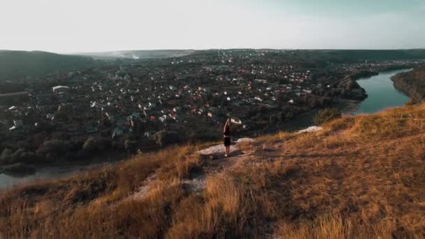 Ung Fitness Kvinna Mediterar Soluppgången Bergstopp Drönarfilm — Stockvideo
