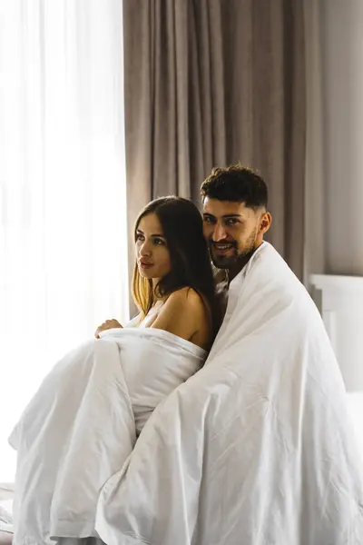 Dağlarda Bir Otel Odasında Birbirine Aşık Bir Çift Battaniye Içinde — Stok fotoğraf