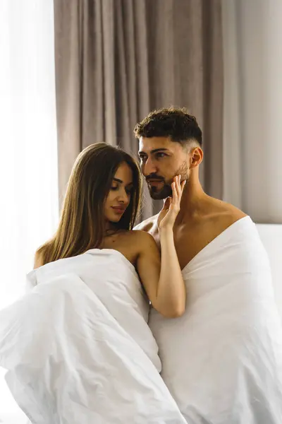Dağlarda Bir Otel Odasında Birbirine Aşık Bir Çift Battaniye Içinde — Stok fotoğraf