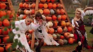 Kostüm giymiş bir grup dansçı Cadılar Bayramı dansı yapıyor.