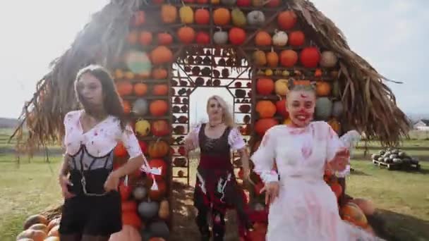 Een Team Van Dansers Kostuums Danst Een Halloween Dans Halloween — Stockvideo