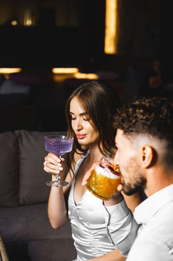 Birbirine aşık bir çift kokteyl içer ve gece terasta nargile içer. Gece hayatı konsepti