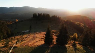 Karpatların güzel sonbahar dağlarının panoramik manzarası. 4k 'lık bir İHA' nın çerçevesi