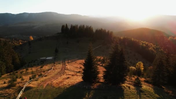 喀尔巴阡山脉美丽的秋山全景 4千架无人驾驶飞机的框架 — 图库视频影像