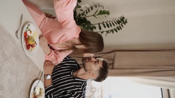 Birbirine Aşık Bir Çift Sabahları Açık Büfe Sırasındaki Bir Restoranda — Stok video