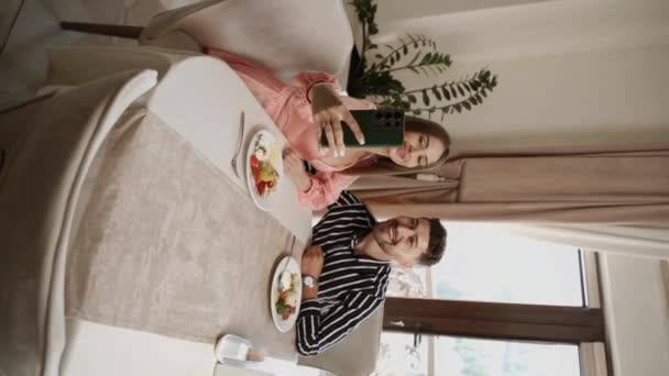 Zakochana Para Śniadanie Rano Restauracji Linii Bufetowej Śniadanie Hotelu Pojęcie — Wideo stockowe
