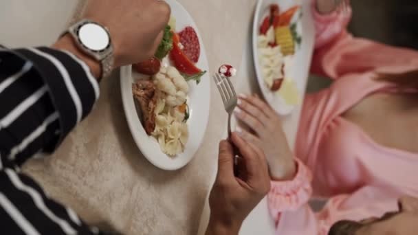 Ein Verliebtes Paar Frühstückt Morgens Einem Restaurant Buffet Frühstück Einem — Stockvideo