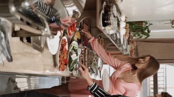 Пара Закоханих Поснідала Вранці Ресторані Шведській Лінії Сніданок Готелі Концепція — стокове відео
