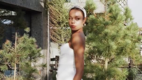 Stílusos Sötét Bőrű Menyasszony Pózol Fehér Ruhában Egy Esküvői Fotózáson — Stock videók