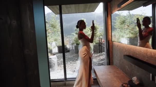 Stilvolle Dunkelhäutige Braut Posiert Einem Weißen Kleid Bei Einem Hochzeits — Stockvideo