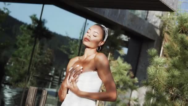 Noiva Elegante Pele Escura Posando Vestido Branco Uma Sessão Fotos — Vídeo de Stock