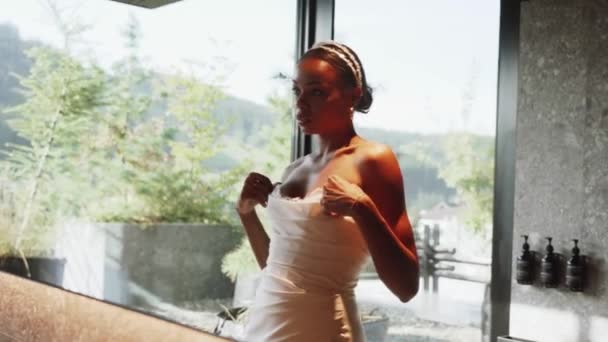 Elegante Novia Piel Oscura Posando Vestido Blanco Una Sesión Fotos — Vídeos de Stock