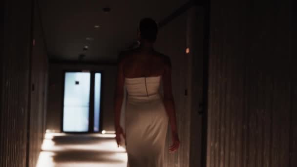 Stylowa Panna Młoda Ciemnej Skórze Pozująca Białej Sukience Sesji Zdjęciowej — Wideo stockowe