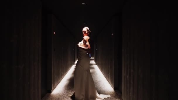 Stílusos Sötét Bőrű Menyasszony Pózol Fehér Ruhában Egy Esküvői Fotózáson — Stock videók