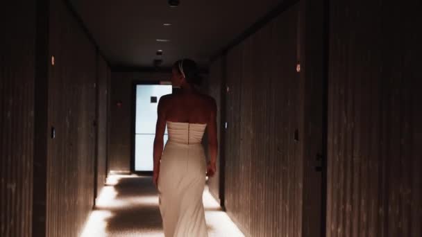 結婚式の写真撮影で白いドレスを着たスタイリッシュなダークスキンの花嫁 ウェディングコンセプト — ストック動画