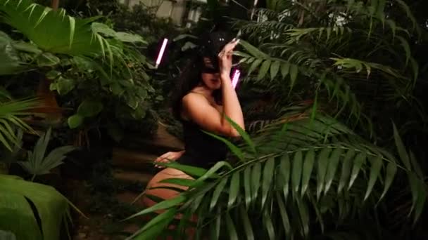 Mulher Sexy Uma Máscara Gato Bdsm Posando Jardim Tropical Entre — Vídeo de Stock