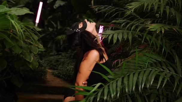 Donna Sexy Maschera Bdsm Gatto Posa Giardino Tropicale Tra Palme — Video Stock
