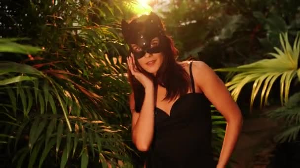 Mulher Sexy Uma Máscara Gato Bdsm Posando Jardim Tropical Entre — Vídeo de Stock