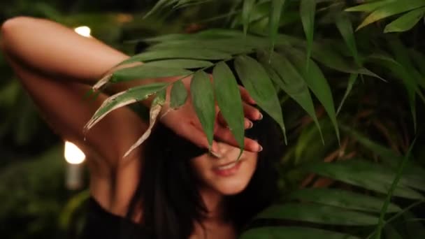 Сексуальна Жінка Масці Бдсм Кішки Позує Тропічному Саду Серед Пальмових — стокове відео