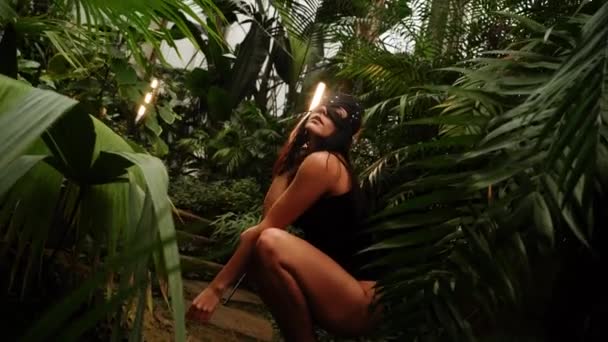 Mujer Sexy Una Máscara Gato Bdsm Posando Jardín Tropical Entre — Vídeo de stock