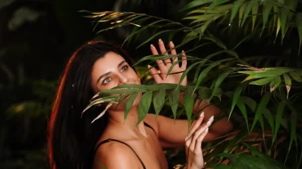 Mujer Sexy Traje Negro Posando Jardín Tropical Concepto Fotografía Moda — Vídeo de stock