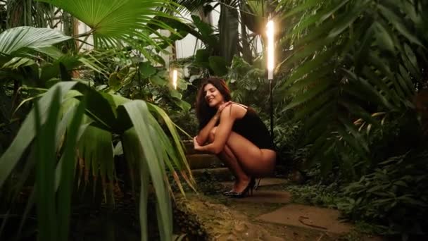 Sexy Vrouw Een Zwart Bodysuit Poseren Een Tropische Tuin Concept — Stockvideo