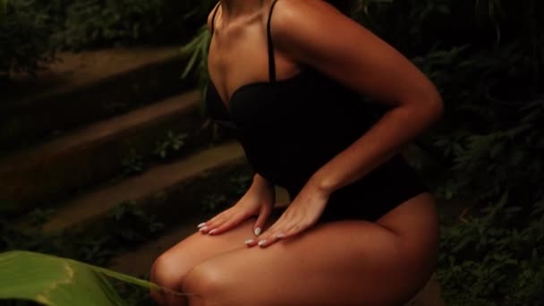 Donna Sexy Body Nero Posa Giardino Tropicale Concetto Fotografia Moda — Video Stock