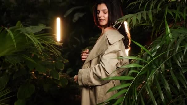 Sexy Frau Schwarzen Body Posiert Einem Tropischen Garten Konzept Der — Stockvideo