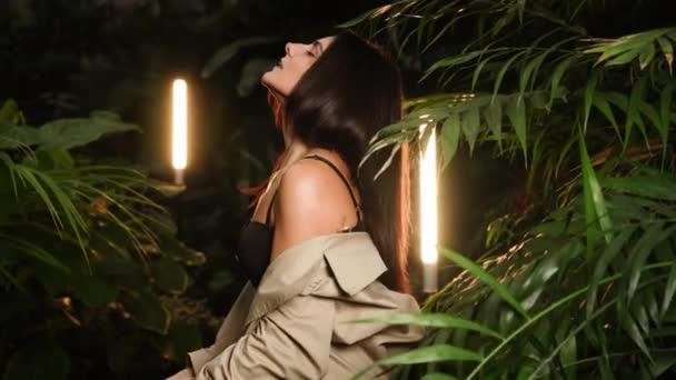 Mujer Sexy Traje Negro Posando Jardín Tropical Concepto Fotografía Moda — Vídeos de Stock