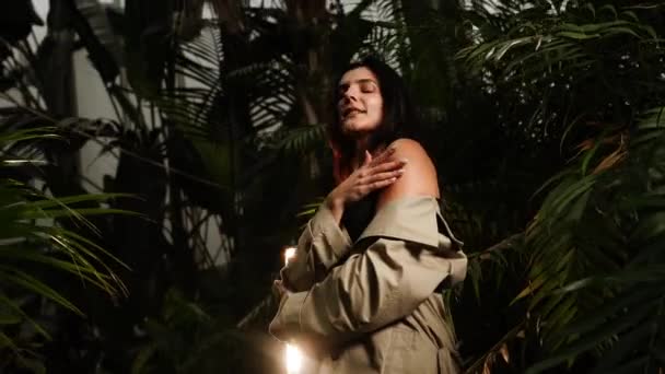 Sexig Kvinna Svart Kroppskostym Som Poserar Tropisk Trädgård Begreppet Mode — Stockvideo